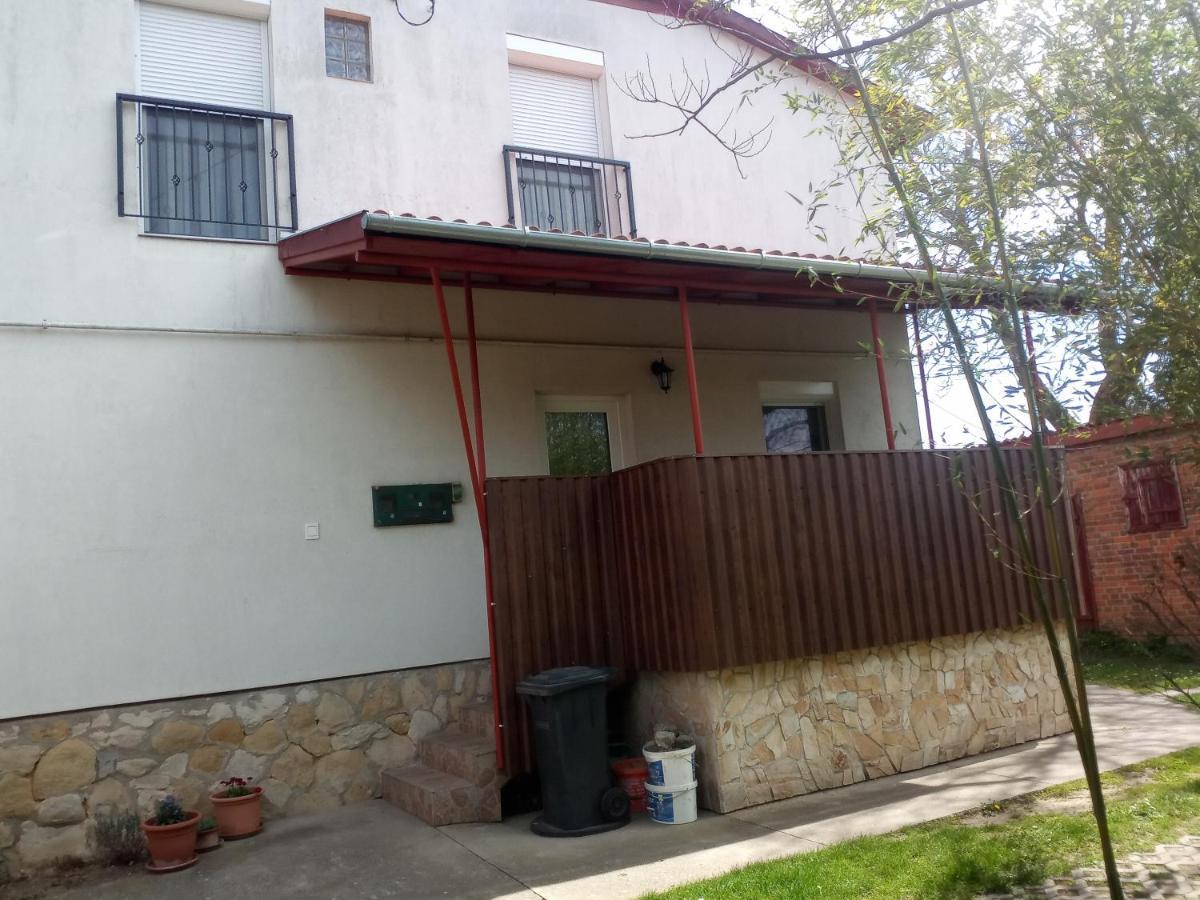 Budai Vam Apartmanhaz Печ Екстер'єр фото