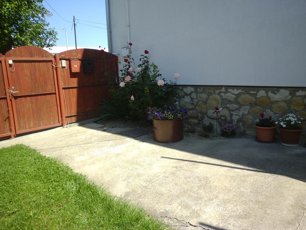 Budai Vam Apartmanhaz Печ Екстер'єр фото